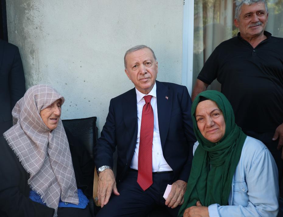 Cumhurbaşkanı Erdoğan'dan Komşularına Samimi Ziyaret