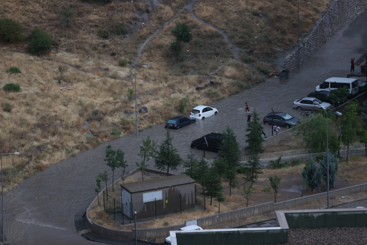 Ankara'daki şiddetli nedeniyle bir binanın duvarı çöktü