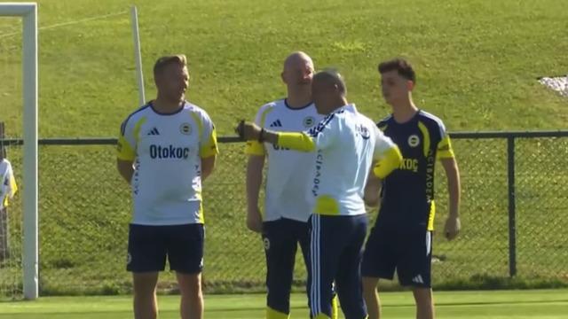 Fenerbahçe antrenmanında dikkat çeken görüntü! “Hocam geç kaldım girebilir miyim?”